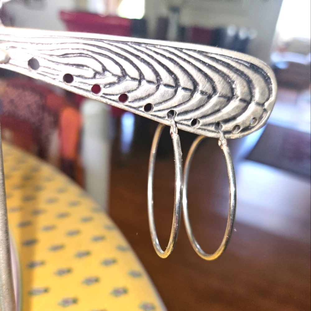 925 STERLING SILVER 2" LOOP EARRINGS. SNAP CLOSURE. Beautiful 😍